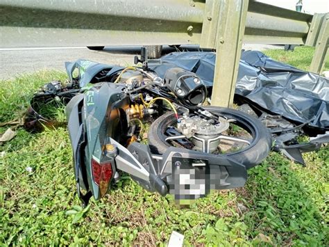 Guru Maut Motosikal Langgar Penghadang Jalan Kosmo Digital