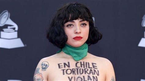 Mon Laferte Hizo Topless Como Protesta En Los Latin Grammys Exitoina