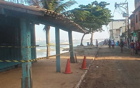 Ressaca do mar provoca desmoronamento de duas casas em Macaé neste