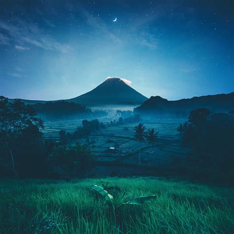 Monte Agung Volc N Arrozales Bali Indonesia Luna Creciente Cielo