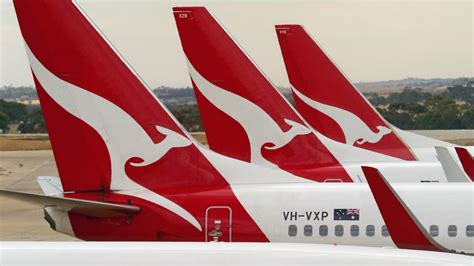 Qantas Flight Qf933 Into Perth Airport Makes Mid Air Mayday Call In