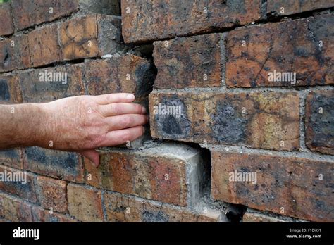 Old Brick Wall Subsidence Crack Cracks Subsiding Walls Stock Photo Alamy