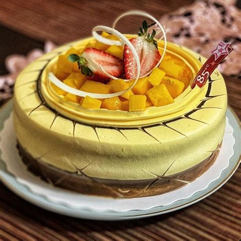 Mango Creme Brulee From Cbakerycafe Vanilla Sponge Cake Layered With