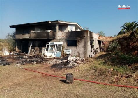scoppia  incendio  una villa  santa palomba casa inagibile
