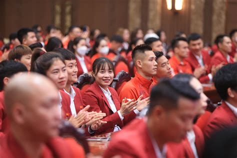 Quả bóng bạc nữ Việt Nam Phạm Hải Yến hot girl Hoàng Thị Loan nhận thưởng lớn