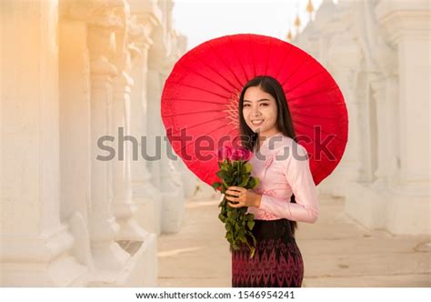 Burmese Lady Traditional Dress 773 Images Photos Et Images