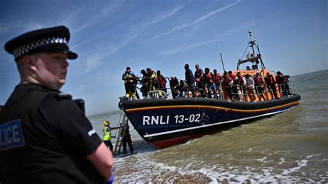 Pr S De Migrants Arrivent En Grande Bretagne Par Bateau En Une