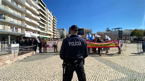 Polícia afasta professores em protesto à porta do Conselho de Ministros