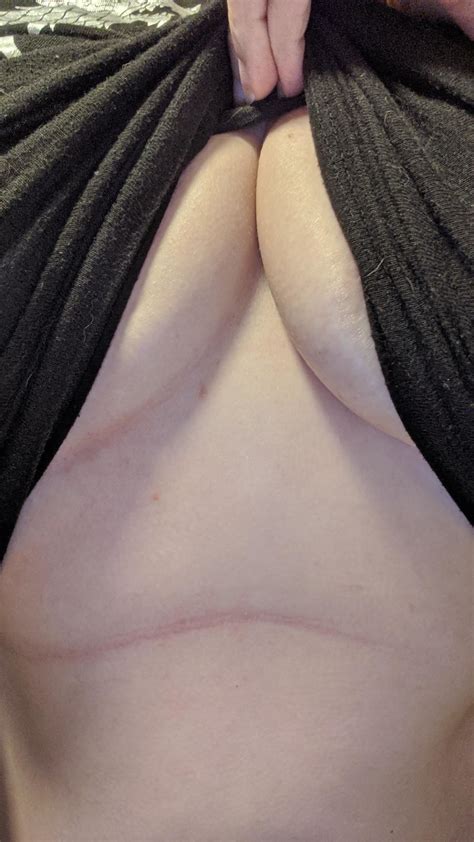 PornPic XXX Under Boob Cleavage