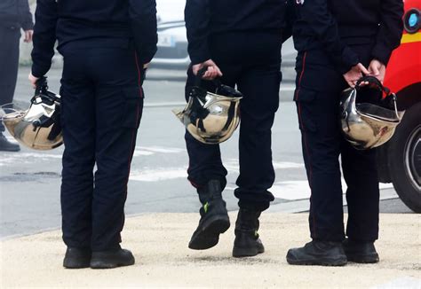 Les institutions et luniforme étaient ciblés des pompiers pris dans