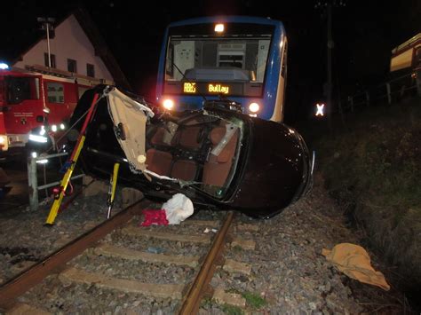 Pol Pptr Verkehrsunfall Zwischen Regionalzug Und Pkw Mit Zwei