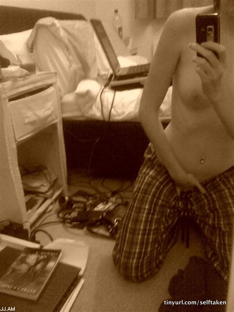Amateur Teen Selfies Mirror Porn Pic