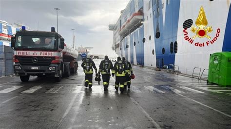 Brucia Ancora La Nave Gnv Vigili Del Fuoco A Lavoro Da Sabato E