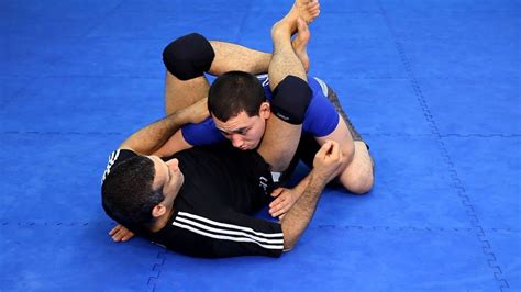 How To Do The Triangle Choke Mma Fighting Youtube