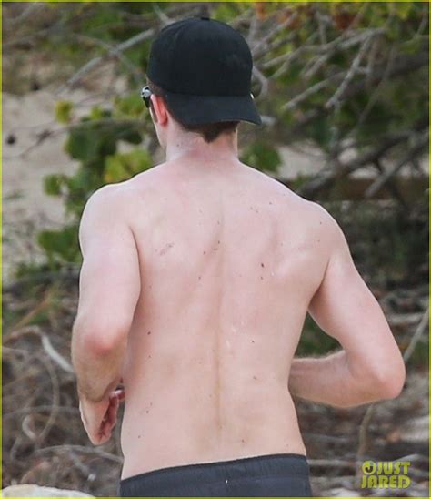 Robert Pattinson Has Never Looked Hotter Than In These Shirtless Pics Photo 1137775 Photo