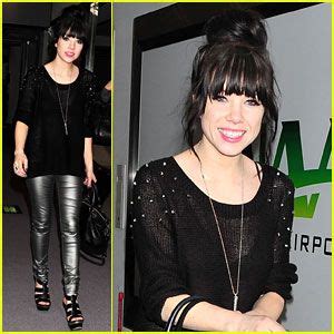 2017 HOT BEAUTIFUL CELEBRITY WOMAN CARLY RAE JEPSEN In BLACK LEATHER PANTS Pop Pop Rock