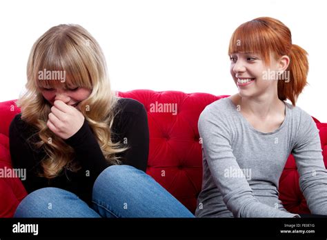 Sch Ne Junge Blonde Und Rote Behaarte M Dchen Sprechen Und Sitzen Auf Dem Roten Sofa Vor Wei Em