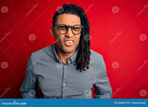 Jonge Knappe Afrikaanse Man Met Dreadlocks Met Handmatige Maag Shirt