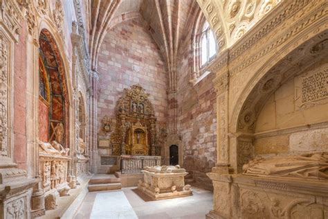 Entrada A La Catedral De Sig Enza Y Su Museo Civitatis