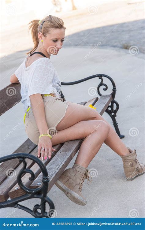 Fille S Asseyant Sur Un Banc Image Stock Image Du Pattes Ext Rieur