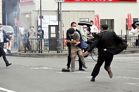 安倍元首相銃撃でひっくり返ったjkの黒パンツが丸見え みんくちゃんねる