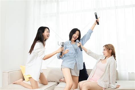 Singing At Home Picture And HD Photos | Free Download On Lovepik