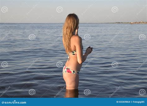 Blondes M Dchen In Einem Bikini Der Im Meerwasser Steht Sch Ne Junge