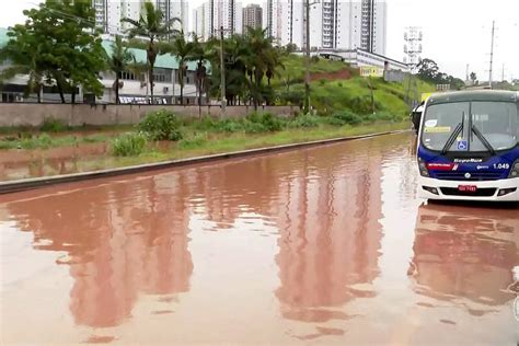 Alagamento interdita trecho da Régis Bittencourt em SP 01 02 2023