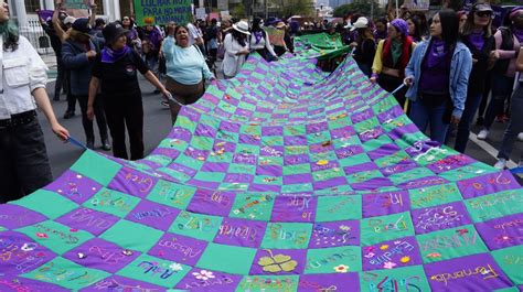 Mujeres Levantan Su Voz Contra La Violencia En La Marcha Del 25 De