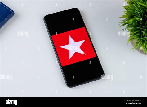Macys App Logo On A Smartphone Screen Stock Photo Alamy