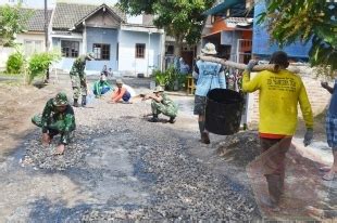 Danramil 0804 01 Magetan Pimpin Karya Bakti Penyemiran Jalan WEBSITE