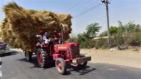 Mahindra Xuv Suv Crashes Into A Tractor Here S The Result