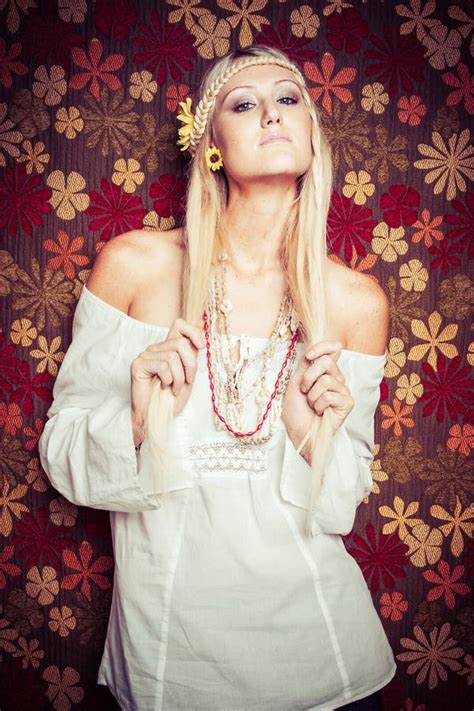 Schöne blonde Hippie stockfoto Bild von schön erwachsener