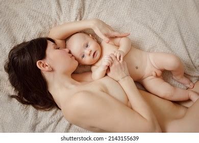Beautiful Naked Mother Baby On Bed Foto Stok Shutterstock