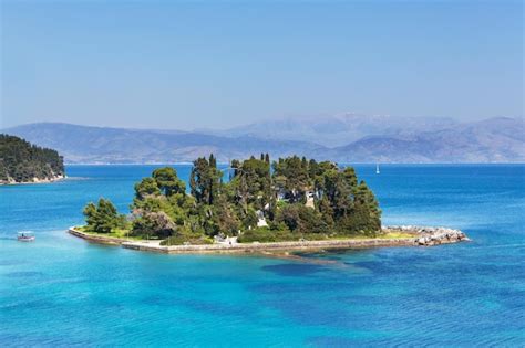 Mouse island e o mosteiro vlacherna na península kanoni de corfu Foto