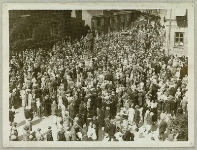 The Hans Christian Andersen Festivals In Odense The Crowd Around His