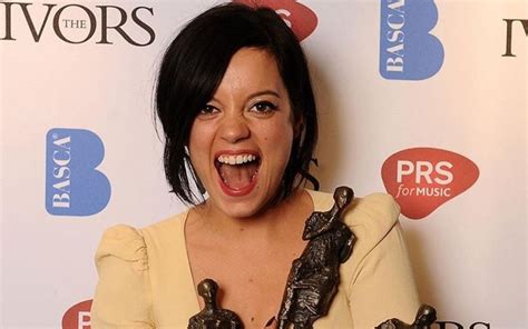 Escândalo Escândalo Cantora mostra vagina para promover álbum VIP pt