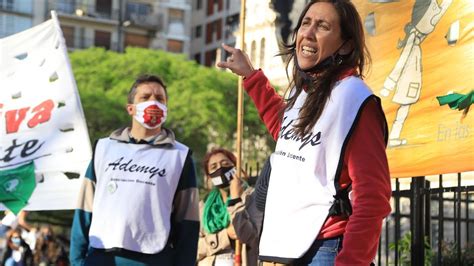 Docentes de Ademys paran y marchan a la Jefatura de Gobierno porteño en