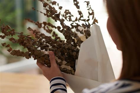 Mujer Sosteniendo Ramo De Flores Secas Foto Premium