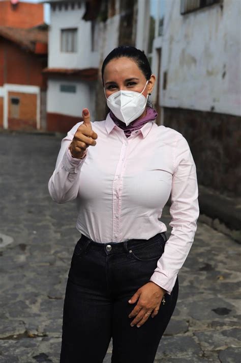 Vota Michelle Núñez en Valle de Bravo y lanza llamado a votar en paz ...