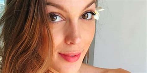 Iris Mittenaere S Affiche Sexy Sous Les Rayons Du Soleil