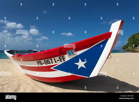 Puerto Ricanischen Flagge Gemalt Yola Fishing Boat Crash Boat Strand