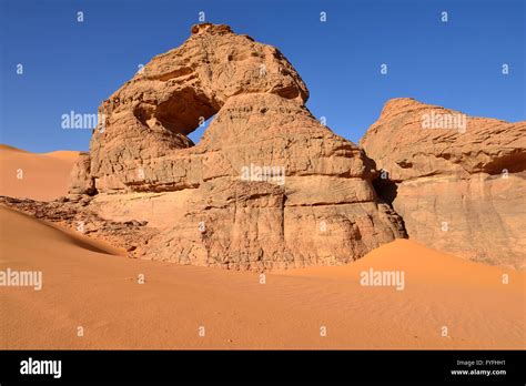 Arco Naturale Con Finestra A Oued El Berdj Tadrart Del Tassili N