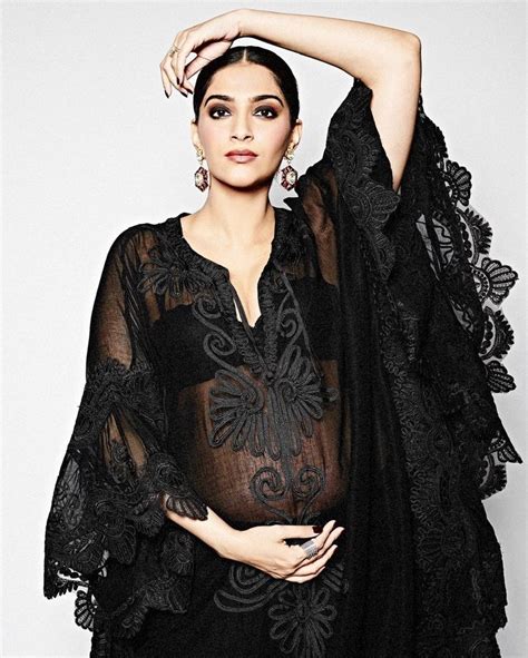 7 month pregnant sonam kapoor flaunting her big baby bump at her latest ...