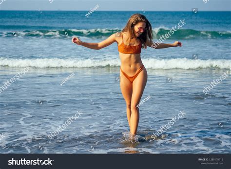 en la categoría Bikini naranja de imágenes fotos de stock e ilustraciones libres de