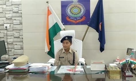 मुंगेली पुलिस ने देश में पेश की नई नजीरआठवीं की छात्रा वंदना मरावी बनी एक दिन की पुलिस कप्तान