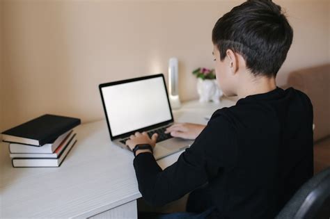 Adolescente Usando Una Computadora Port Til En Su Escritorio Foto Premium