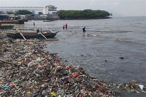 Foto Wajah Pantai Sukaraja Lampung Usai Sampah Yang Menumpuk Bertahun