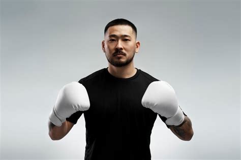 Retrato De Un Apuesto Hombre Coreano Con Guantes De Boxeo Blancos Que