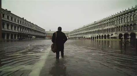 Staying dry as Venice floods - CNN Video